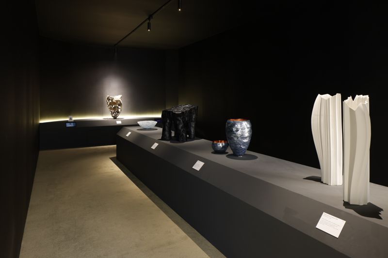 '2025 렉서스 크리에이티브 마스터즈 어워드' 수상작 전시 공간에 전시된 작품들. 오른쪽 첫번째는 2025 파이널리스트(FINALIST)에 오른 임재현 작가의 'Pleats series <origami> #4', 오른쪽 네번째는 조혜영 작가의 '器_완벽함의 역설'. 사진=렉서스코리아 제공