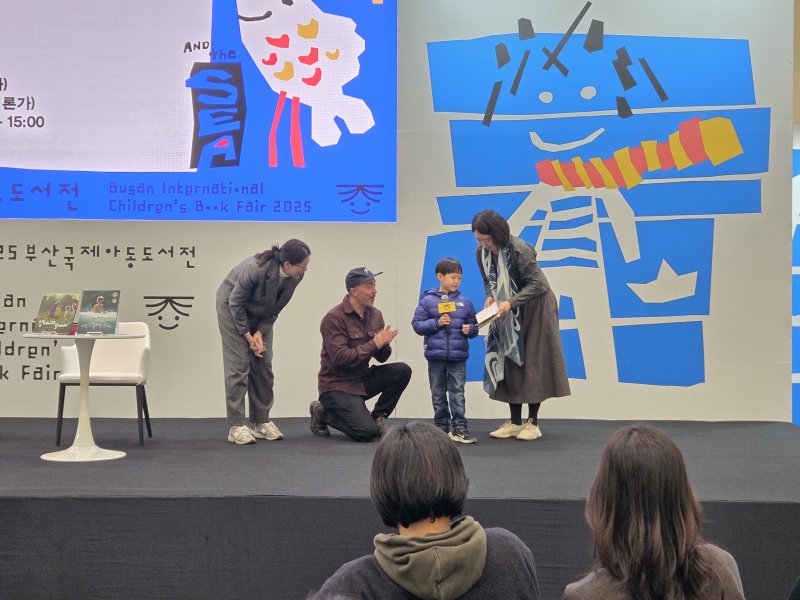 [부산=뉴시스] 조기용 기자 = 13일 부산 벡스코 제1전시장 3홀에서 열린 2025 부산국제아동도서전의 대담 '바다처럼 살아가는 어린이들에게'에 캐나다 대표 작가 조던 스콧이 대담에 참석한 어린이 독자를 만나고 있다. 2025.12.13. excuseme@newsis.com