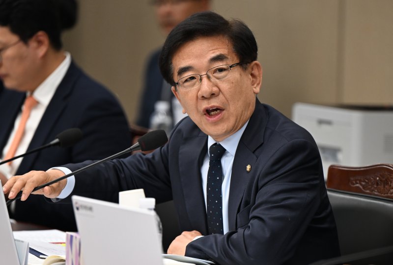 [광주=뉴시스] 박기웅 기자 = 정일영 더불어민주당 의원이 24일 오전 정부광주지방합동청사 3층 대회의실에서 열린 국회 기획재정위원회의 광주지방국세청·광주본부세관 등 국정감사에서 질의를 하고 있다. 2024.10.24. pboxer@newsis.com