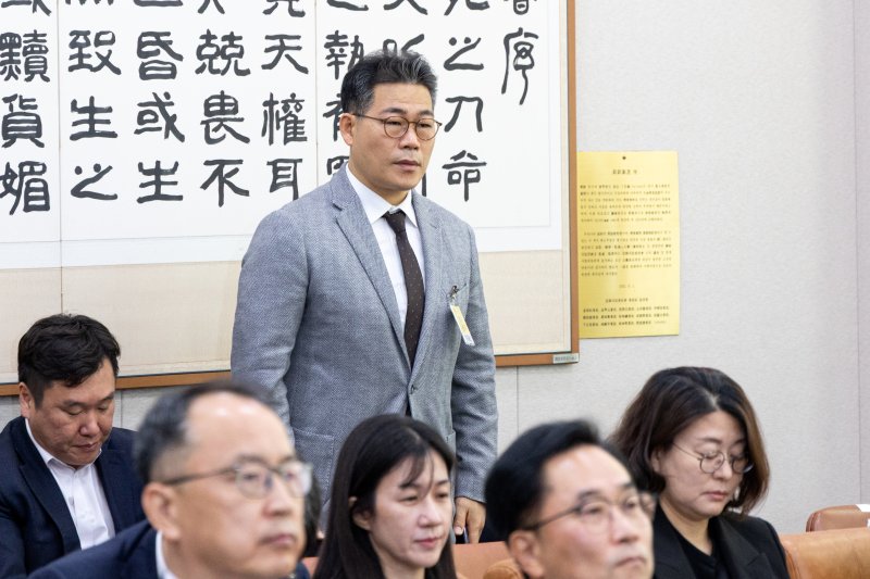 백해룡 경정이 지난 10월 27일 서울 여의도 국회에서 열린 법제사법위원회 대검찰청 등에 대한 국정감사에 출석해 인사하고 있다./뉴스1 ⓒ News1 이승배 기자