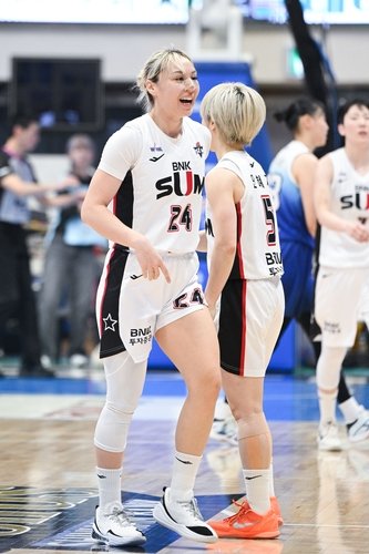 BNK의 김소니아와 안혜지 (출처=연합뉴스)