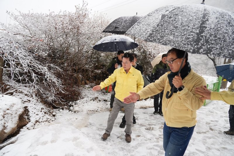 육동한 춘천시장이 13일 서면 안보리 호우피해 복구 공사 현장을 방문해 공사 현장을 점검했다.(춘천시 제공, 재판매 및 DB금지)