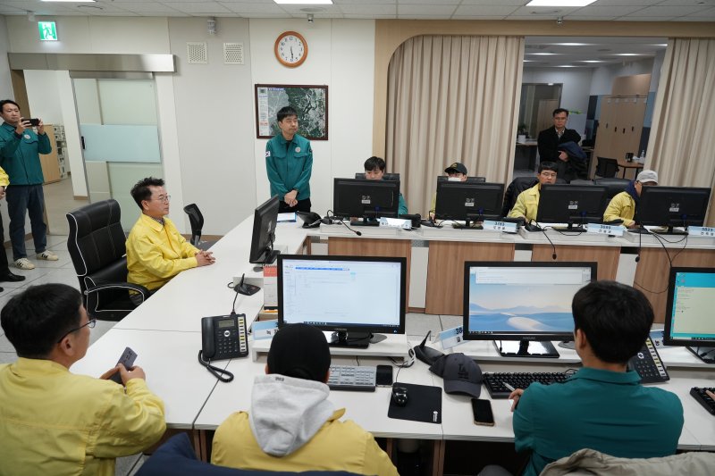 육동한 춘천시장이 13일 시청 재난안전실을 찾아 대설 특보에 따른 안전 관리 대책을 보고 받고 철저한 대응을 주문했다.(춘천시 제공, 재판매 및 DB금지)