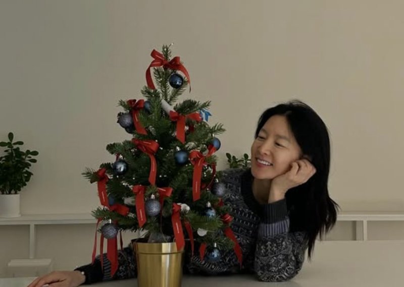 이영애, 정원 가꾸는 일상…광채나는 민낯 [N샷]