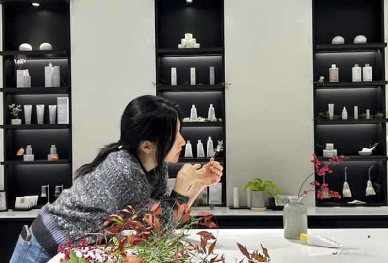 이영애, 정원 가꾸는 일상…광채나는 민낯 [N샷]