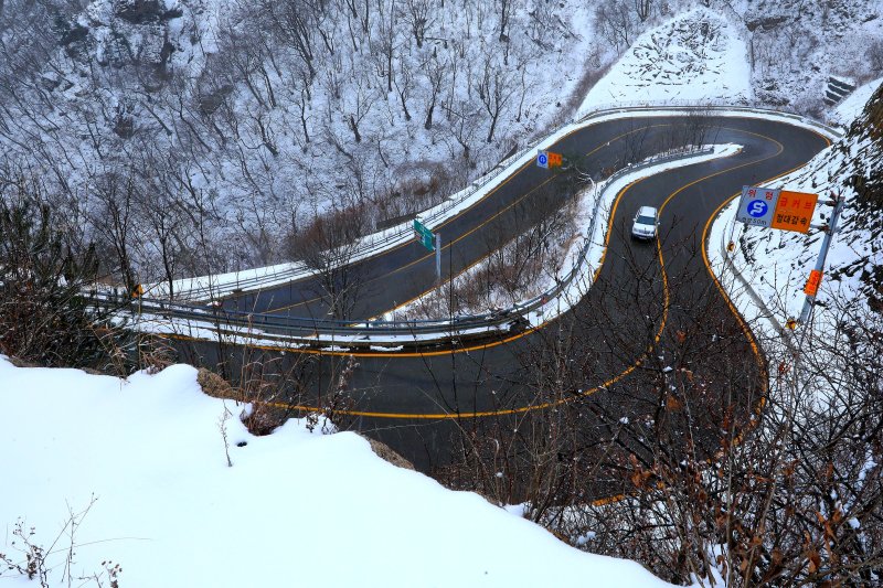 13일 기상청이 영서북부를 중심으로 대설주의보를 발효한 가운데 강원 인제군 한계령 일원에 많은 눈이 내려 쌓였다.(인제군 제공. 재판매 및 DB금지) 2025.12.13/뉴스1 ⓒ News1 이종재 기자