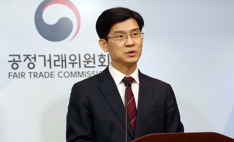 김정기 공정거래위원회 시장감시국장이 2024년 1월 3일 세종시 정부세종청사에서 (주)넥슨코리아의 전자상거래법 위반 행위 제재 내용을 발표하고 있다. 온라인 게임서비스 업체 넥슨코리아가 온라인 PC 게임인 메이플스토리 및 버블파이터 내에서 판매하는 확률형 아이템의 확률을 소비자에게 불리하게 변경하고 이를 누락하여 알리지 않거나 거짓으로 알린 행위에 대해 시정명령과 함께 과징금 116억 원을 부과하기로 결정했다고 밝혔다.2024.1.3/뉴스1 ⓒ News1 김기남 기자