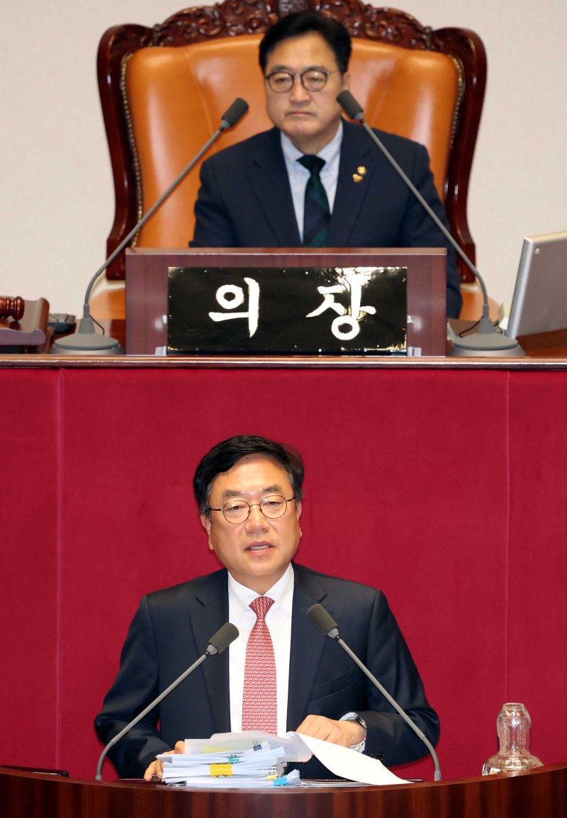 [서울=뉴시스] 조성봉 기자 = 서범수 국민의힘 의원이 13일 오후 서울 여의도 국회에서 열린 본회의에서 경찰관직무집행법 일부개정법률안에 대한 무제한토론(필리버스터)을 하고 있다. 2025.12.13. suncho21@newsis.com