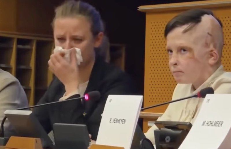 10일(현지시간) 벨기에 브뤼셀 유럽의회에서 11살 우크라이나 소년 로만 올렉시우가 자신의 어머니를 잃은 경험에 대해 증언하던 중 통역사가 눈물을 흘리는 모습. (사진=유튜브 갈무리)