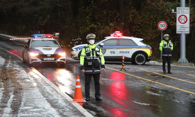 [제주=뉴시스] 우장호 기자 = 제주 산간에 대설특보가 내려진 3일 오전 제주시 1100도로 초입부인 어승생 삼거리에서 제주서부경찰서 소속 경찰관들이 교통 통제를 하고 있다. 2025.12.03. woo1223@newsis.com