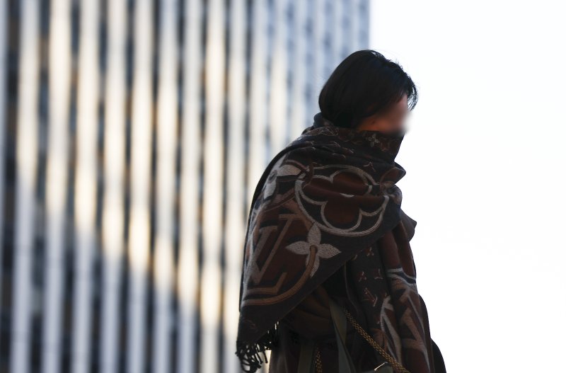 [서울=뉴시스] 김근수 기자 = 연일 강추위가 계속되는 가운데 4일 오전 서울 중구 세종대로 인근에서 시민이 출근길에 나서고 있다. 2025.12.04. ks@newsis.com