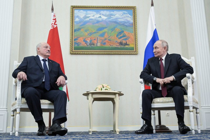 [비슈케크=AP/뉴시스] 블라디미르 푸틴(오른쪽) 러시아 대통령과 알렉산드르 루카셴코 벨라루스 대통령이 지난달 26일(현지 시간) 키르기스스탄 비슈케크에서 회담하고 있다. 2025.12.14.