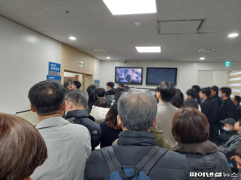 이달 초 서울 양천구 서울남부지방법원에 경매 시작을 기다리는 사람들이 서 있다. 독자 제공