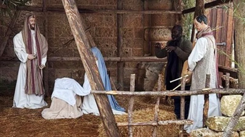 [서울=뉴시스]징역형을 선고 받고 도주하던 38세 이민자 남성이 크리스마스 구유 장식 사이에서 조각상인 척 위장하고 있다. (사진 = 더 선 캡처)