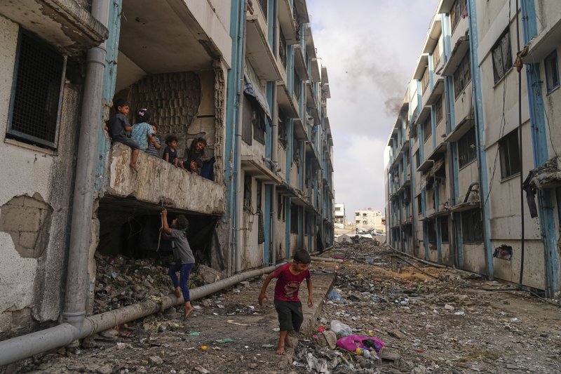 [가자시티=AP/뉴시스] 지난 6월 23일(현지 시간) 가자지구 가자시티에서 팔레스타인 피란민들이 유엔 팔레스타인 난민구호기구(UNRWA)가 운용하는 학교에 모여 생활하고 있다. 2025.12.14.