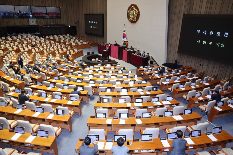 서범수 국민의힘 의원이 지난 13일 서울 여의도 국회에서 열린 제430회국회(임시회) 제1차 본회의에서 경찰관 직무집행법 일부개정법률안(대안)에 대한 무제한 토론(필리버스터)을 하고 있다. 2025.12.13/뉴스1 ⓒ News1 신웅수 기자