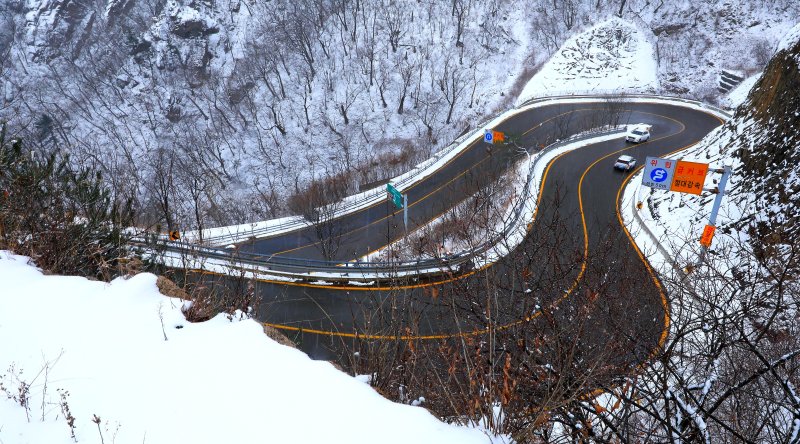 지난 13일 기상청이 영서북부를 중심으로 대설주의보를 발효한 가운데 강원 인제군 한계령 일원에 많은 눈이 내려 쌓였다.(인제군 제공. 재판매 및 DB금지) 2025.12.13/뉴스1 ⓒ News1 이종재 기자