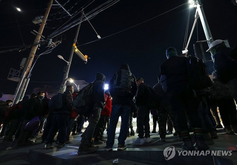 건설업 한파, 일감 기다리는 일용직 구직자들로 가득찬 인도 (출처=연합뉴스)