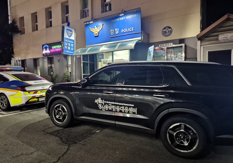 9일 밤 서울 정신응급합동대응팀의 차량이 서울 중구 남대문경찰서 앞에 도착해 있다.
