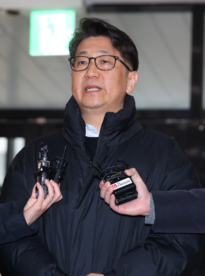 [서울=뉴시스] 김혜진 기자 = 쿠팡 일용직 노동자 퇴직금 미지급 사건 수사 과정에서 상관의 외압이 있었다고 폭로한 문지석 검사가 11일 서울 서초구 관봉권 띠지 폐기 의혹 및 쿠팡 퇴직금 불기소 외압 의혹 진상규명을 위한 특검 사무실로 출근하고 있다. 2025.12.11. jini@newsis.com