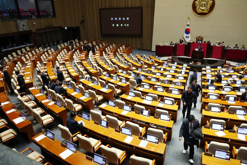 [서울=뉴시스] 김명년 기자 = 12일 오후 서울 여의도 국회에서 열린 본회의에서 이헌승 국민의힘 의원이 은행법 일부개정법률안에 대한 무제한토론(필리버스터)을 시작하자 더불어민주당 의원들이 회의장을 나서고 있다. 2025.12.12. photo@newsis.com