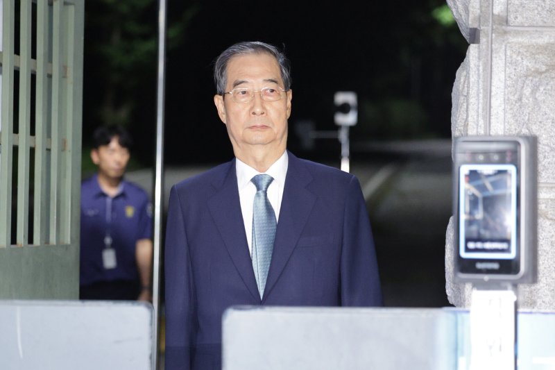 한덕수 전 국무총리가 지난 8월 27일 오후 구속영장이 기각된 후 경기 의왕시 서울구치소를 나서고 있다./뉴스1 ⓒ News1 신웅수 기자