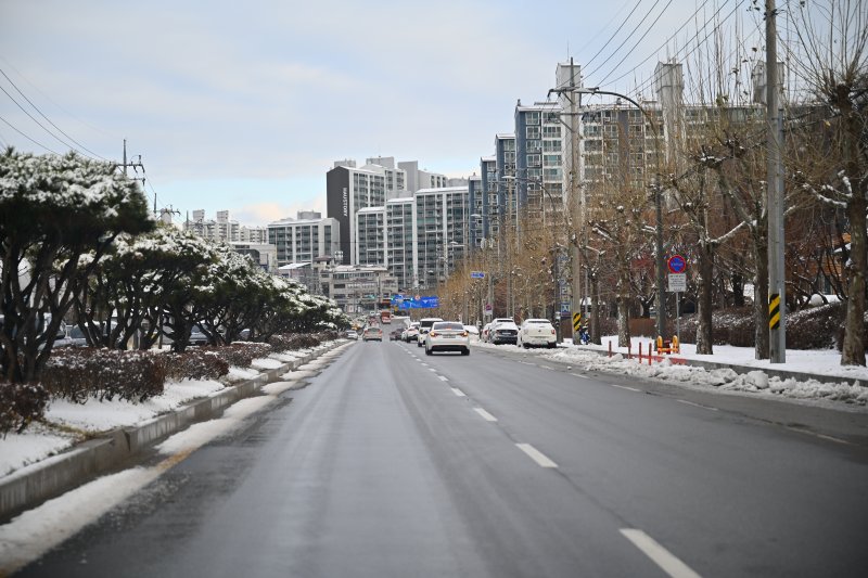 밤사이 강원 속초에 최대 5.4㎝의 눈이 내린 가운데 12일 속초시가 도로 제설 작업을 조기에 완료하자 출근길 원활한 교통 흐름을 보이고 있다.(속초시 제공, 재판매 및 DB금지) 2025.12.12/뉴스1 ⓒ News1 한귀섭 기자