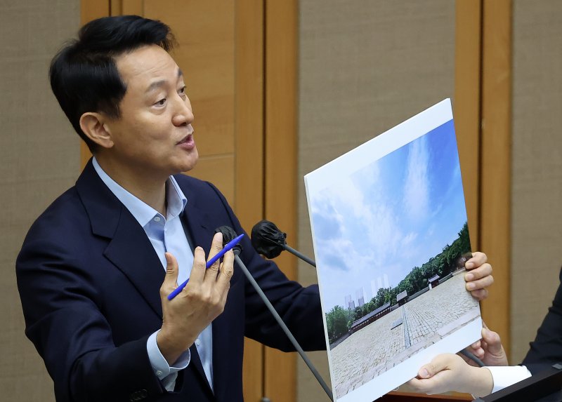 오세훈 서울시장이 지난달 18일 오전 서울 중구 서울시의회에서 열린 제333회 정례회 시정질문에 참석해 김규남 국민의힘 서울시의원의 세운지구 관련 질의에 답하고 있다. 2025.11.18/뉴스1 ⓒ News1 김진환 기자