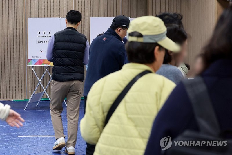4·2재보궐선거 사전투표하는 유권자들 (출처=연합뉴스)