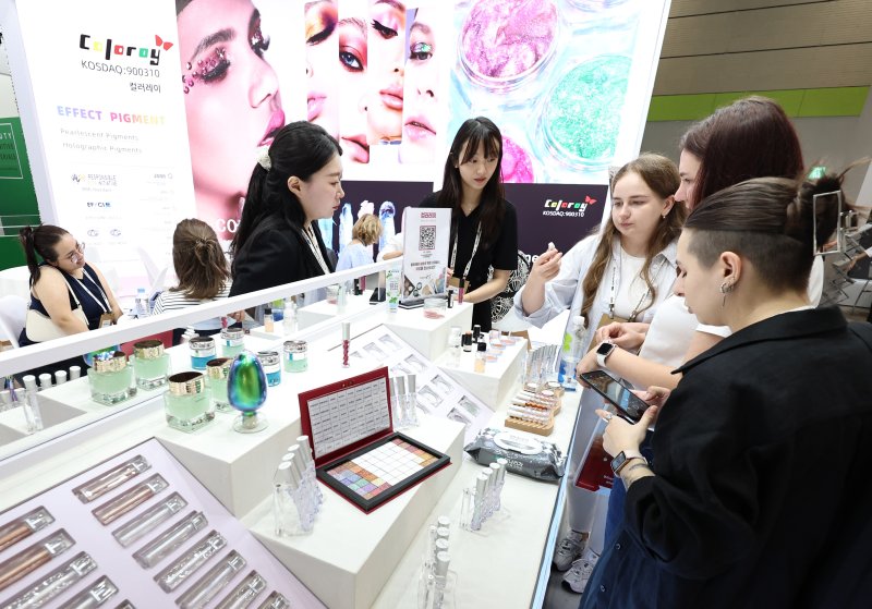 2일 서울 강남구 코엑스에서 열린 퍼스널 케어 원료 B2B 전시회 '인-코스메틱스 코리아'에서 외국인 참관객들이 제품을 살펴보고 있다. 2025.7.2/뉴스1 ⓒ News1 구윤성 기자
