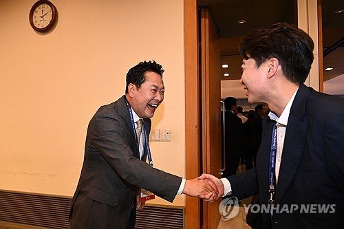 인사 나누는 장동혁·이준석 당 대표 (출처=연합뉴스)