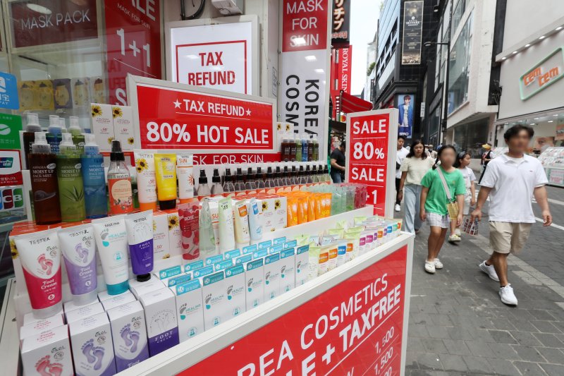 중국 정부가 최근 한국행 단체관광 비자 발급을 공식 재개하면서 국내 화장품 업계가 800만 유커(중국인 관광객)를 끌어들일 각종 혜택 마련에 공을 들이고 있다. 20일 서울 중구 명동 거리의 화장품 매장에 외국인 관광객을 대상으로한 영문 판촉문구가 게시돼 있다. 2023.8.20/뉴스1 ⓒ News1 민경석 기자