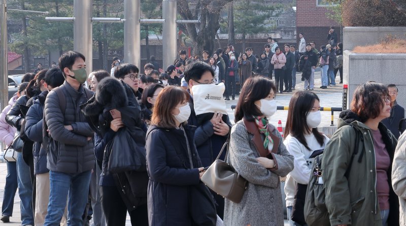 7일 서울 종로구 성균관대학교 600주년 기념관 천년홀에서 열린 종로학원 2026 정시 합격 가능선 예측 및 지원전략 설명회를 찾은 수험생과 학부모들이 입장을 기다리고 있다. 2025.12.7/뉴스1 ⓒ News1 김성진 기자