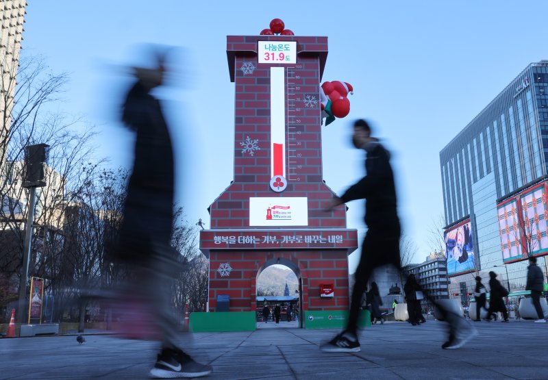8일 서울 종로구 광화문 광장에 설치된 사랑의 온도탑 나눔온도가 31.9도를 가리키고 있다. 사랑의열매 사회복지공동모금회 '희망2026나눔캠페인'의 올해 목표 모금액은 4500억원으로 1%가 쌓일 때마다 온도탑 온도가 1도씩 올라간다. 2025.12.8/뉴스1 ⓒ News1 안은나 기자