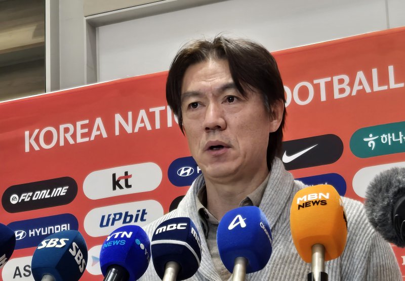 [인천공항=뉴시스] 하근수 기자= 2026 국제축구연맹(FIFA) 북중미 월드컵 조 추첨식과 베이스캠프 후보지 답사를 마친 홍명보 축구 국가대표팀 감독이 12일 오후 인천국제공항 제2여객터미널을 통해 귀국해 취재진 질문에 답변하고 있다. 2025.12.12. hatriker22@newsis.com