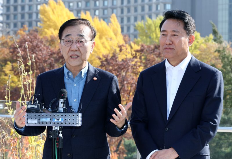 [서울=뉴시스] 정병혁 기자 = 김윤덕 국토교통부 장관과 오세훈 서울시장이 13일 서울 중구 달개비에서 오찬회동을 마친 뒤 취재진과 질의응답을 하고 있다.(공동취재) 2025.11.13. photo@newsis.com
