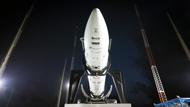 이노스페이스의 민간 상업 발사체 '한빛-나노' 발사체가 브라질 알칸타라 우주센터에서 18~19일(브라질 시간) 이틀간 수행된 발사 리허설(WDR) 절차 중 발사대에서 기립을 준비하고 있다. (사진=이노스페이스 제공) *재판매 및 DB 금지