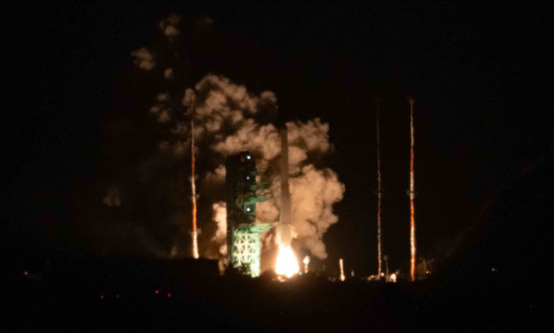 [여수=뉴시스] 황준선 기자 = 한국형 발사체 누리호가 27일 새벽 전남 고흥군 나로우주센터에서 발사되고 있다. 민간 기업인 한화에어로스페이스가 기술 이전을 통해 발사체 제작 전 과정을 주관한 누리호 4호기는 오로라·대기광 관측과 우주 자기장·플라스마 측정 등을 위한 위성 13기가 탑재됐다. 2025.11.27. hwang@newsis.com