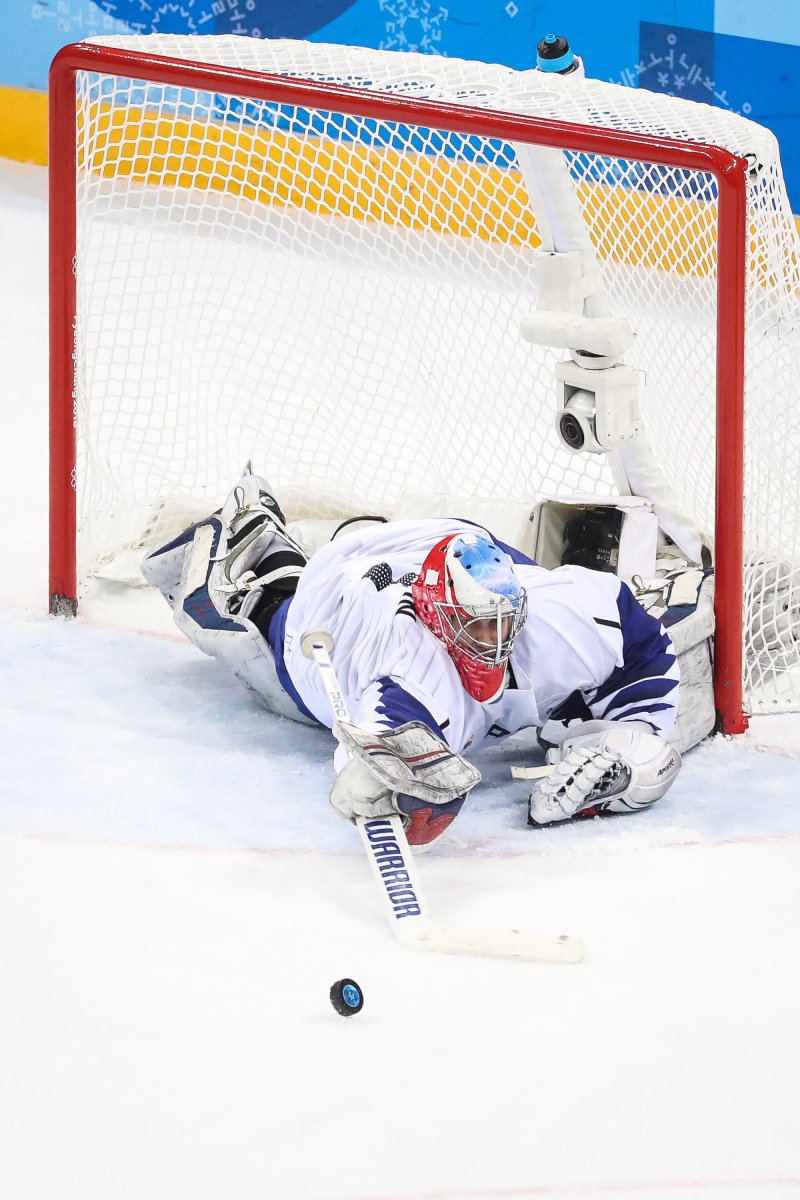 대한민국 골리 맷 달튼이 18일 강원도 강릉하키센터에서 열린 2018 평창동계올림픽 아이스하키 남자 조별 예선 A조 대한민국 대 캐나다의 경기에서 몸을 던져 상대 슈팅을 막아내고 있다. 2018.2.18/뉴스1 ⓒ News1 유승관 기자