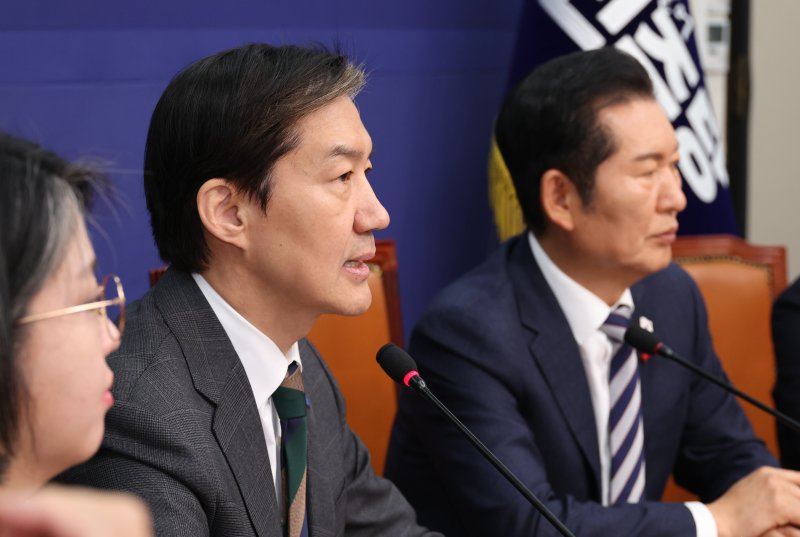 [서울=뉴시스] 김금보 기자 = 조국 조국혁신당 대표가 12일 서울 여의도 국회에서 열린 더불어민주당-개혁진보4당 정치개혁 연석회의에서 발언을 하고 있다. 2025.12.12. kgb@newsis.com