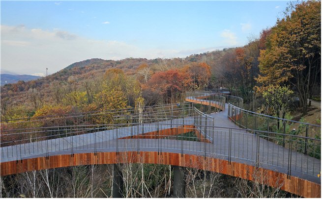 [서울=뉴시스] 서울둘레길(용마산) 스카이워크 전망대 조성. 2025.11.12. (사진=서울시 제공) *재판매 및 DB 금지