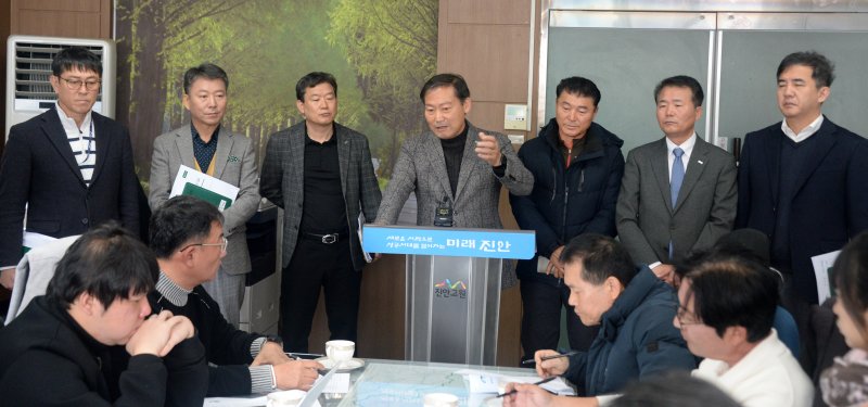 [진안=뉴시스] 김얼 기자 = 전춘성(가운데) 진안군수가 4일 전북 진안군 진안군청 브리핑룸에서 농어촌 기본소득 시범사업 선정 제외와 관련한 브리핑을 열고 질의에 답변하고 있다. 2025.12.04. pmkeul@newsis.com