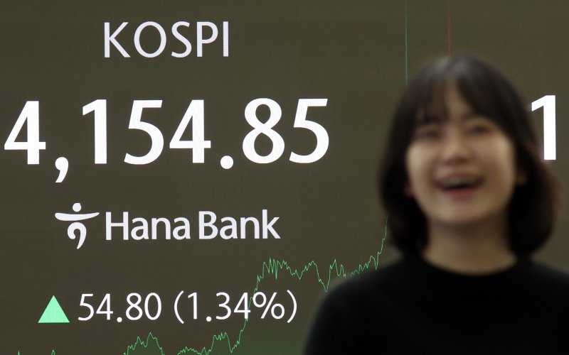 8일 오후 서울 중구 하나은행 딜링룸 전광판에 증시 종가 시황이 나타나고 있다. 이날 코스피 지수는 전 거래일 대비 54.80포인트(1.34%) 오른 4,154.85로, 코스닥 지수는 전 거래일 대비 3.05포인트(0.33%) 오른 927.79로 장을 마감했다. 2025.12.8/뉴스1 ⓒ News1 김명섭 기자