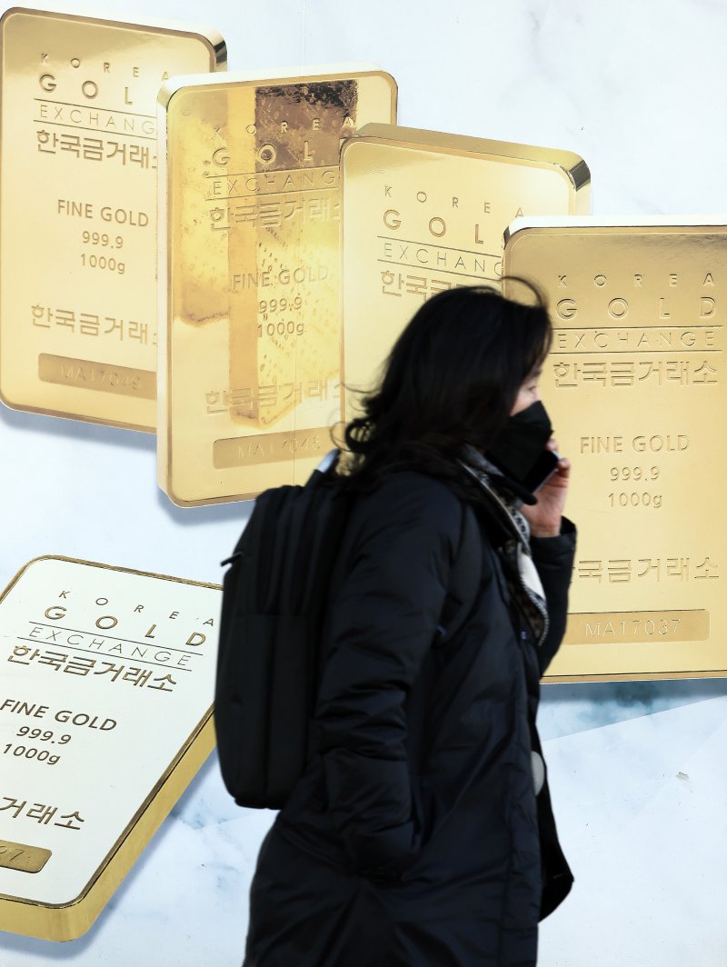 서울 종로구 금거래소 앞을 시민이 지나가는 모습. 2025.11.18/뉴스1 ⓒ News1 이호윤 기자