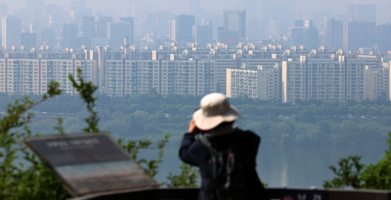 [서울=뉴시스] 이영환 기자 = 1일 서울 성동구 응봉산에서 강남구 압구정동 현대아파트가 보이고 있다. 지난 달 31일 한국부동산원에 따르면 5월 넷째주 기준 동남권(강남,서초,송파,강동) 아파트들의 준공 20년 초과 아파트들이 전주보다 0.42% 오른 것으로 파악됐다. 전국 20년 초과 아파트들의 가격은 0.02% 하락했지만 동남권 지역 20년 초과 아파트들은 지난 해 3월 넷째주 이후 61주 연속 가격이 상승 중이다. 2025.06.01. 20hwan@newsis.com