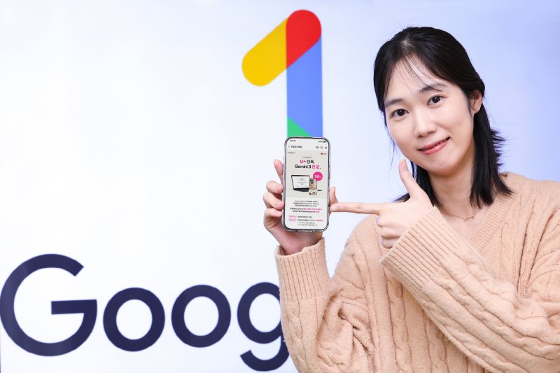 [서울=뉴시스]LG유플러스가 국내 통신사 최초로 '구글 AI 프로(Google AI Pro)' 제휴 상품을 출시했다. 사진은 LG유플러스 직원이 구글 AI 프로를 소개하고 있는 모습. (사진=LG유플러스 제공)