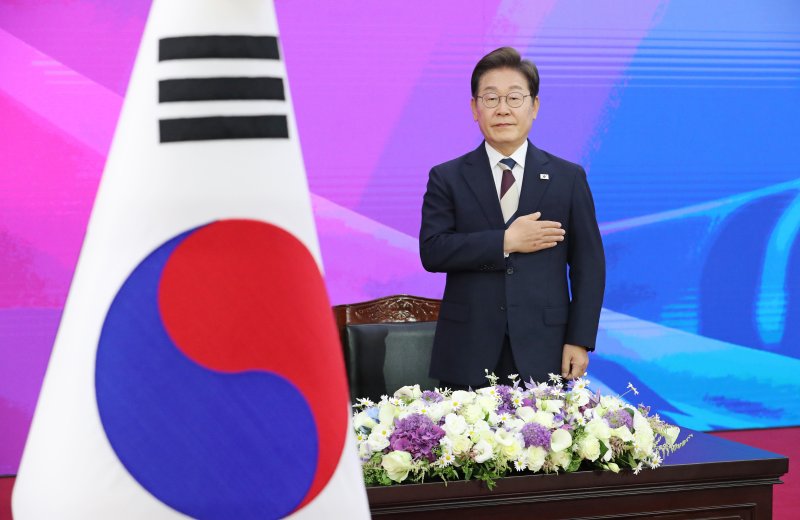 이재명 대통령이 6월 4일 서울 여의도 국회 본청 로텐더홀에서 열린 제21대 대통령 취임 선서에서 국민의례를 하고 있다. 2025.6.4/뉴스1 ⓒ News1 국회사진기자단