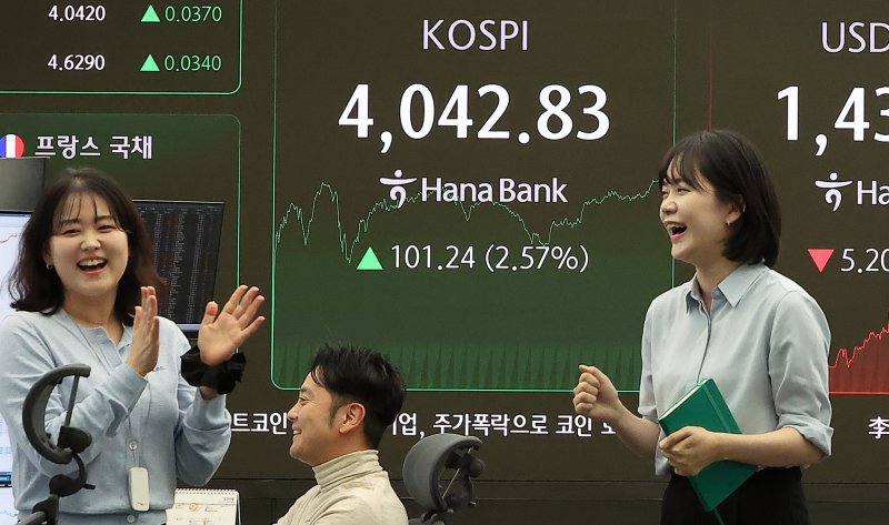 코스피 지수가 사상 첫 4000을 넘으며 종가 기준 최고치를 경신한 10월 24일 오후 오후 서울 중구 하나은행 본점 딜링룸 전광판에 종가가 표시되고 있다. 2025.10.27/뉴스1 ⓒ News1 김진환 기자