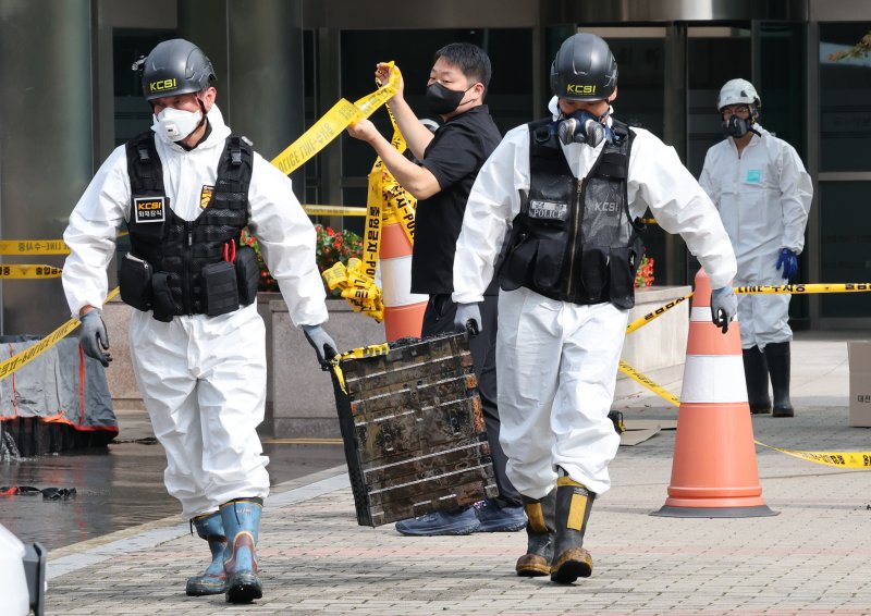 대전 국가정보자원관리원 화재 합동감식반이 화재 현장에서 반출한 리튬이온 배터리를 운반하고 있다. 2025.9.30/뉴스1 ⓒ News1 김기태 기자