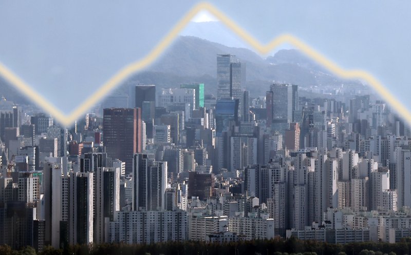 10·15 부동산 대책 발표로 부동산 시장의 거래가 얼어붙었으나 집값 상승률을 꺾을 수 있을지는 미지수다. 사진은 서울 남산에서 바라본 아파트 단지 모습. 2025.10.27/뉴스1 ⓒ News1 김성진 기자